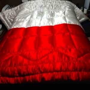 Queen sized silk comforter